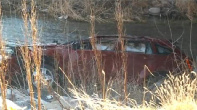 Mobil yang jatuh ke sungai di Utah, Amerika Serikat.