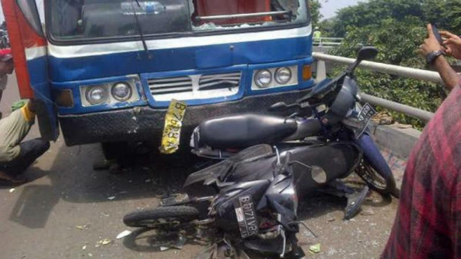 Kecelakaan di jalan raya di Jakarta.