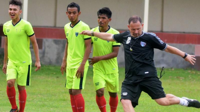 Para pemain PBR bersama Dejan Antonic