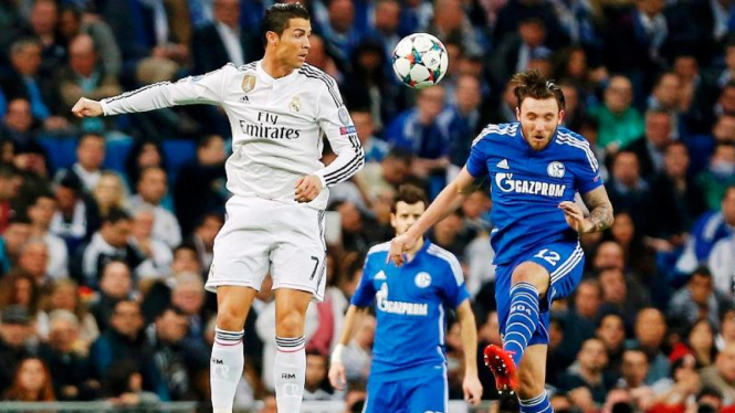 Cristiano Ronaldo menanduk bola di laga antara Real Madrid dan Schalke 04