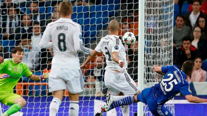 Klaas Jan Huntelaar mencetak gol keempat Schalke ke gawang Real Madrid
