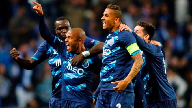 Para pemain Porto merayakan gol ke gawang Basel