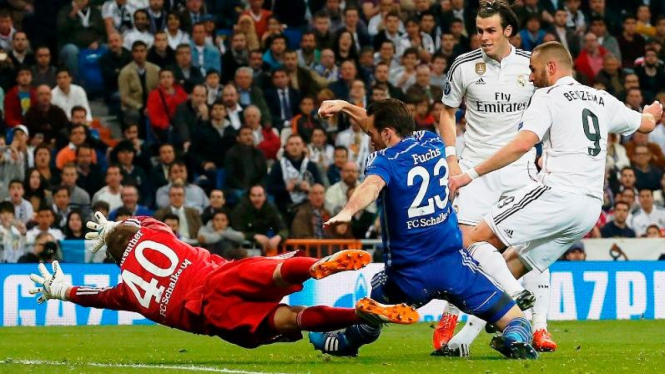 Striker Real Madrid, Karim Benzema mencetak gol ke gawang Schalke 04