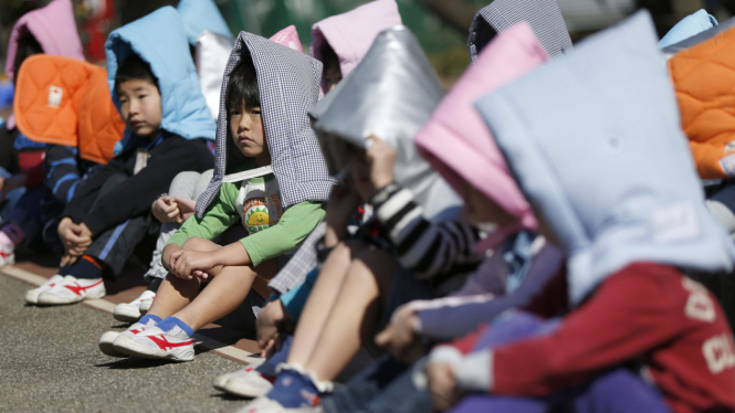 Melihat Siswa Sekolah Dasar di Jepang Saat Latihan Simulasi Gempa