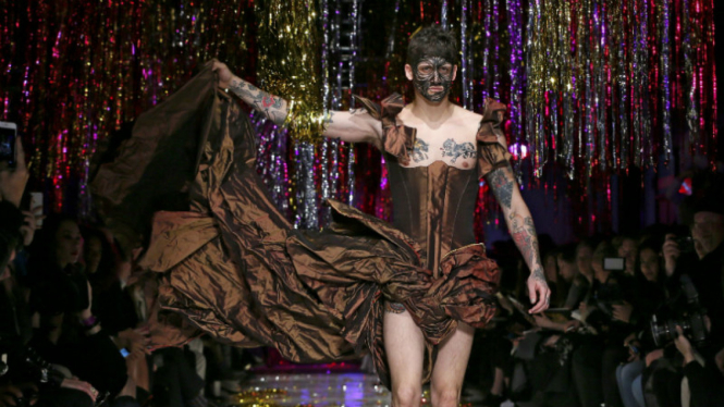 Koleksi Vivienne Westwood di Paris Fashion Week