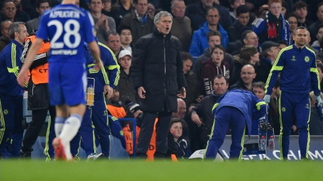 Pelatih Chelsea, Jose Mourinho (tengah)