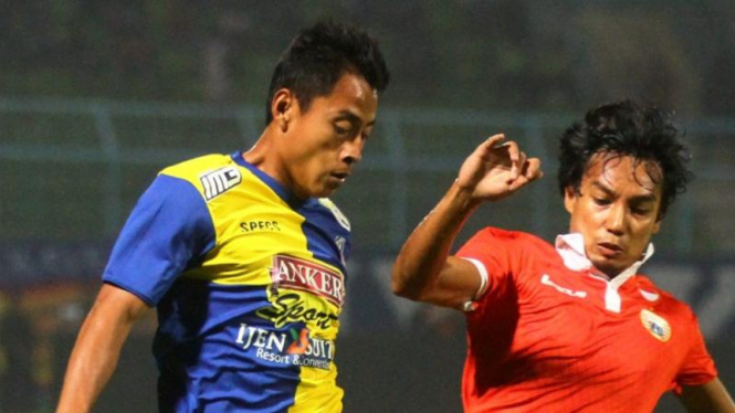 Penyerang Arema Cronus, Samsul Arif (kiri)