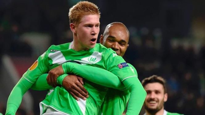 Pemain Wolfsburg, Kevin De Bruyne (depan) merayakan gol ke gawang Inter Milan