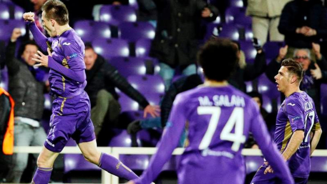 Pemain Fiorentina, Josip Ilicic merayakan gol ke gawang AS Roma