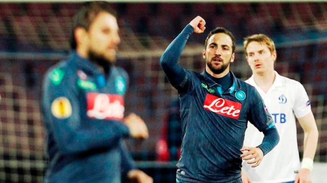 Striker Napoli, Gonzalo Higuain usai mencetak gol ke gawang Dinamo Moskow