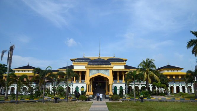 Melihat keindahan istana Maimun Medan.