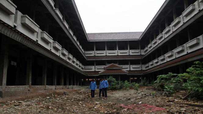 Persiapan renovasi suatu bangunan  sekolah di Jakarta beberapa waktu lalu.