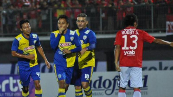 Pemain Arema Cronus, Samsul Arif, merayakan gol