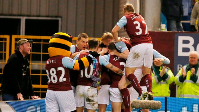 Para pemain Burnley rayakan gol