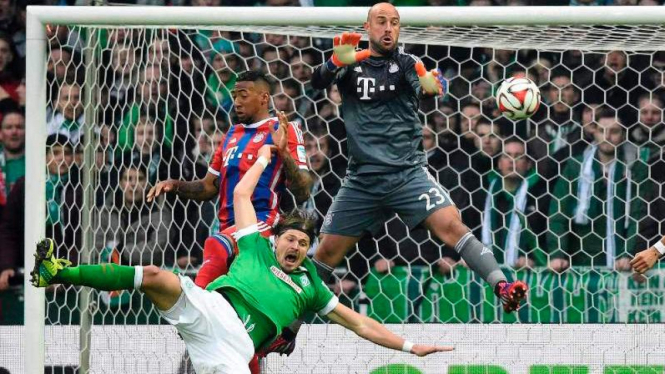Kiper Bayern Munich, Pepe Reina beraksi menyelamatkan gawangnya