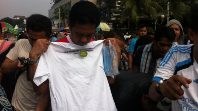 Kaos bertuliskan Haji Lulung dijual di Car Free Day, Jakarta.