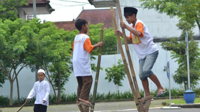 Anak-anak bermain Egrang di Kepanjen Malang, Minggu 15/3/2015