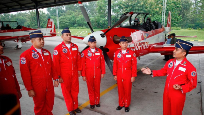 Para pilot Jupiters Aerobatic Team dari TNI Angkatan Udara