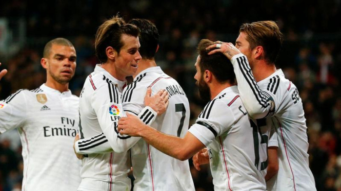 Gareth Bale disambut rekannya usai cetak gol