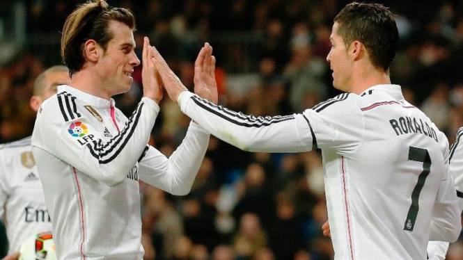 Dua pemain Real Madrid, Gareth Bale dan Cristiano Ronaldo, merayakan gol
