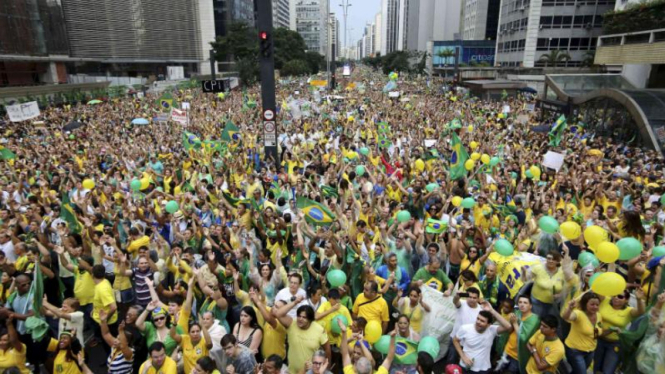 Sedikitnya satu juta orang tuntut dipecatnya Presiden Brasil