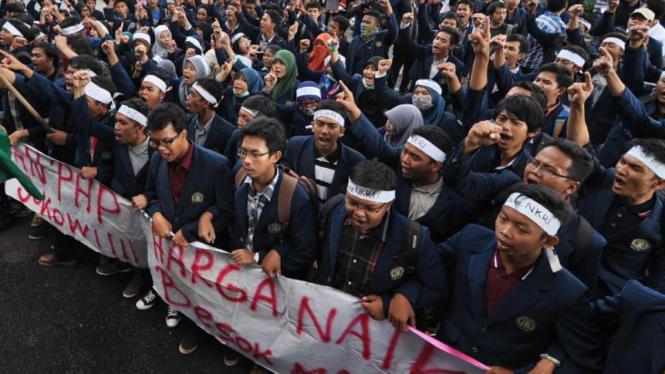 Aksi mahasiswa Unbraw memprotes Presiden Joko Widodo, Senin (16/3/2015)