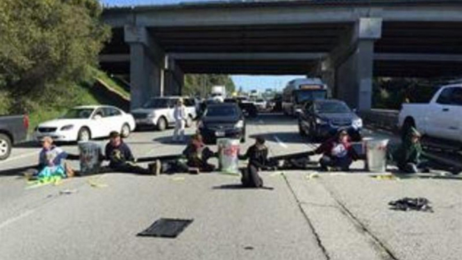 Mahasiswa demo tutup jalan tol