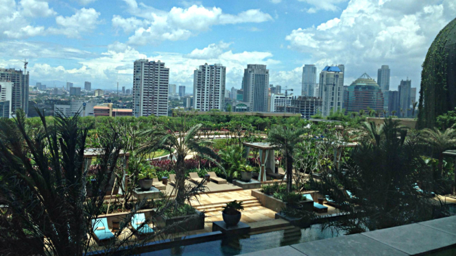 Pemandangan Kota Jakarta dari kolam renang Hotel Raffles.