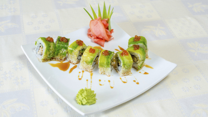 Sushi dengan topping alpukat
