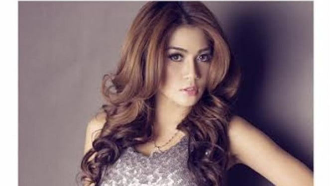 Ayunia Elfahrez, Model jadi penyanyi