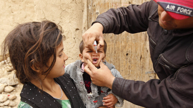 Anak-anak Afghanistan menerima vaksin polio.