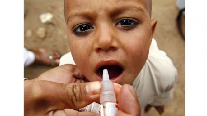 anak-anak afghanistan menerima vaksin polio