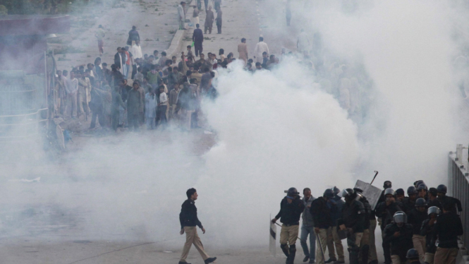 Kerusuhan Pascaserangan Bom Bunuh Diri di Pakistan.