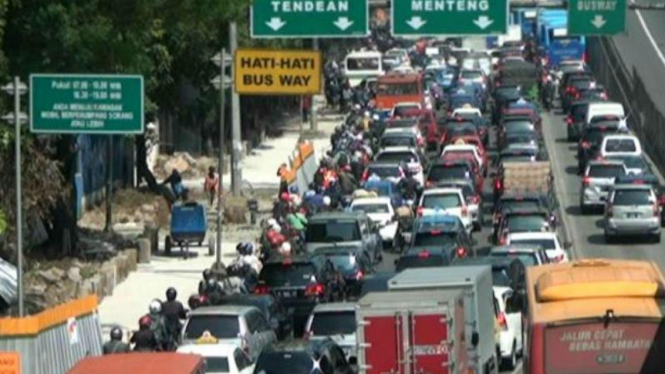 Kemacetan di ruas jalan Gatot Subroto dari Pancoran menuju Semanggi.