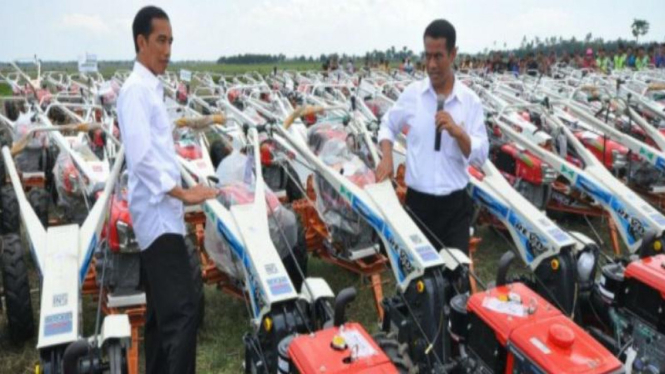 Presiden Joko Widodo bersama Menteri Pertanian Amran Sulaiman