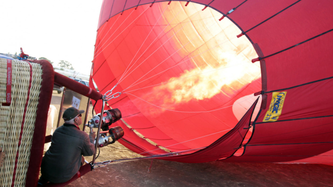 Persiapan menerbangkan balon udara. Foto ilustrasi.