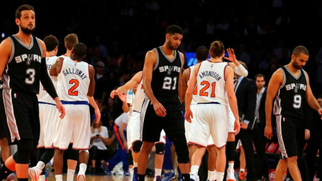 Pemain San Antonio Spurs usai dikalahkan New York Knicks