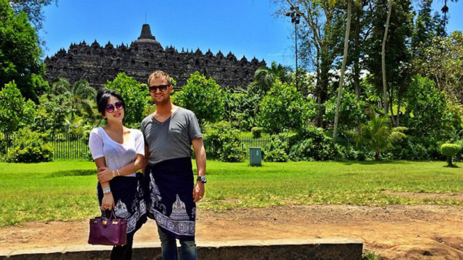 Syahrini dan DJ Dash Berlin saat ke Borobudur.
