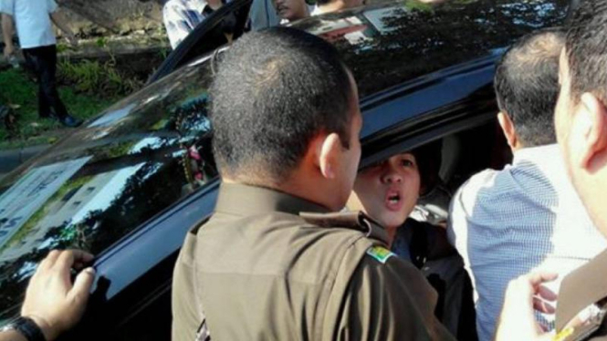 Suasana saat penangkapan Razman Arif Nasution oleh tim Kejaksaan Agung.