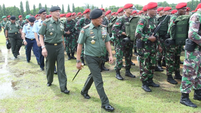 Panglima TNI Jenderal TNI Moeldoko dan Prajurit Kopassus