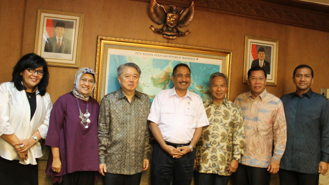 Menteri Pariwisata Arief Yahya (tengah) bersama tim APLGI.