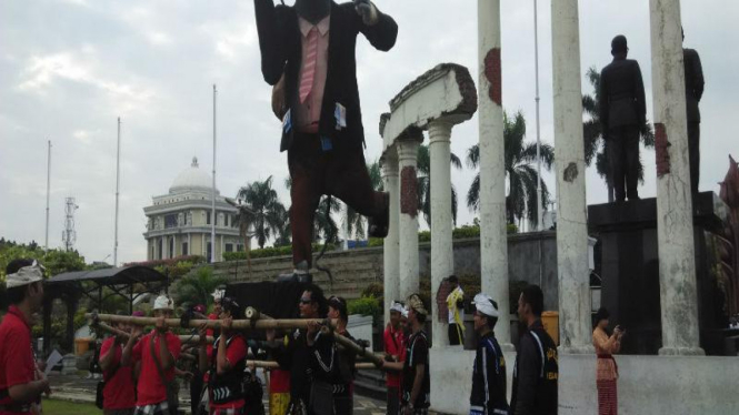 Ribuan umat Hindu di Surabaya melakukan ritual Tabur Agung 