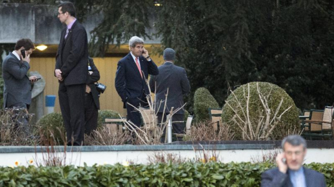 Menlu AS John Kerry di sela perundingan dengan Menlu Iran Javad Zarif.