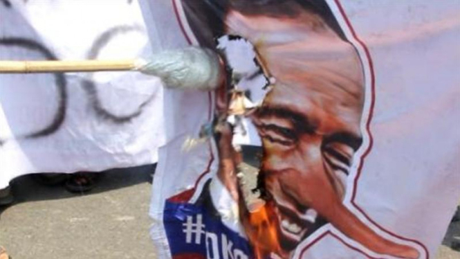 Mahasiswa membakar poster Jokowi