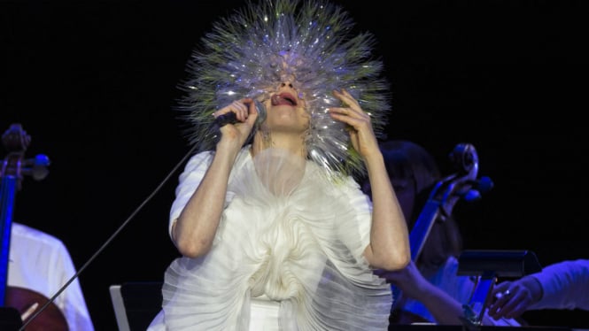 Penampilan nyentrik Bjork saat konser di Brooklyn, AS