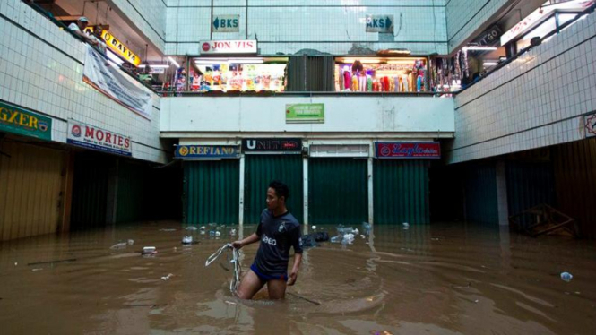 Pusat perbelanjaan cipulir banjir saat hujan deras mengguyur DKI Jakarta