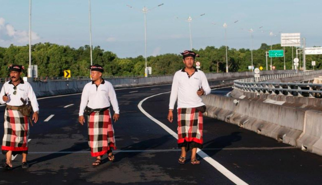 Pecalang berpatroli di jalan Tol Bali Mandara saat Hari Raya Nyepi