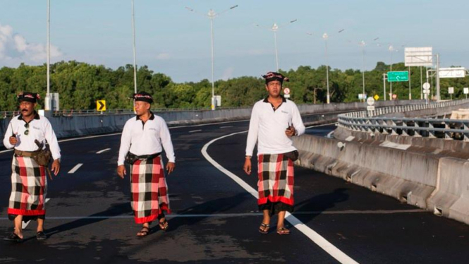 Pecalang berpatroli di jalan Tol Bali Mandara saat Hari Raya Nyepi