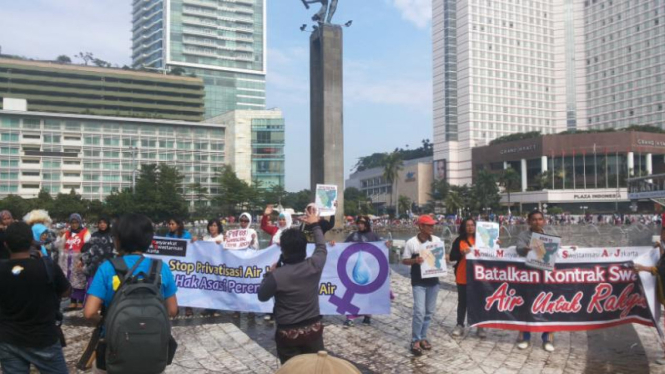 Aksi protes pengelolaan air Jakarta di Bundaran HI