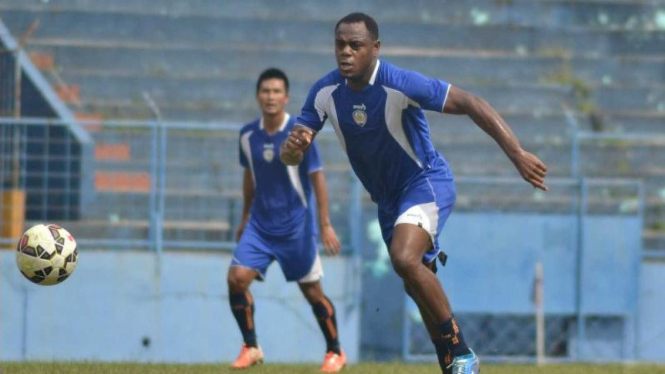 Bek Arema Cronus, Victor Igbonefo